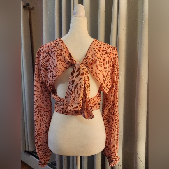 Bar lll Cropped Blouse - Picture 4 of 7